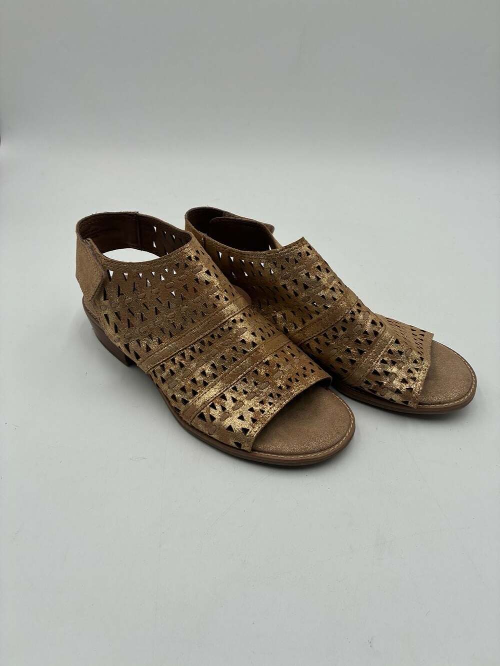 Söfft Gold Metallic Laser Cut Leather Sandals Size 7.5M - Picture 2 of 6